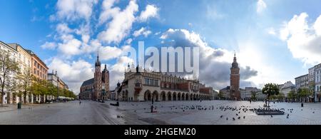 Un'immagine panoramica della piazza principale di Kraków (Rynek Główny), che comprende la Torre del Municipio, la Sala dei tessuti e la Basilica di Santa Maria. Foto Stock