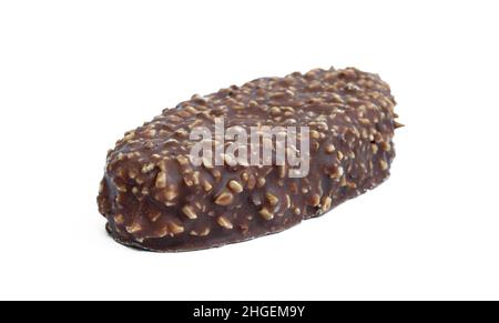 Cioccolato al latte fresco, snack bar al caramello alla nocciola isolato su sfondo bianco Foto Stock