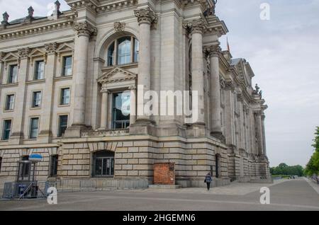 Berlin-Das Reichstagsgebäude ist der Sitz des Deutschen Bundestages und eine der meistbesuchten Sehenswürdigkeiten Berlins Foto Stock