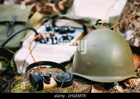 Radio ricetrasmittente portatile russo sovietico utilizzato dal corpo di segnale dell'esercito rosso dell'URSS nella seconda guerra mondiale. Le cuffie, la chiave del telegrafo e il casco si trovano su una foresta Foto Stock