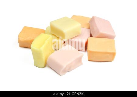 Colorate caramelle chewy isolate su sfondo bianco. Dolci quadrati Foto Stock