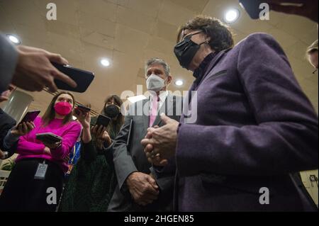 Washington, Stati Uniti. 20th Jan 2022. Il Sen. Joe Manchin, D-WV, e il Sen. Susan Collins, R-ME, parlano alla stampa nella metropolitana del Senato al Campidoglio degli Stati Uniti a Washington, DC giovedì 20 gennaio 2022. Foto di Bonnie Cash/UPI Credit: UPI/Alamy Live News Foto Stock