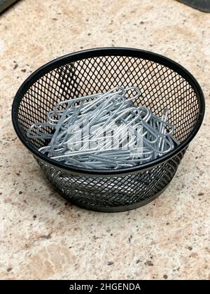 Contenitore di filo nero di graffette di carta a nastro . Foto di alta qualità Foto Stock