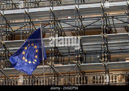 Roma, Italia 30/09/2005: Bandiera d'Europa e ponteggio sulla facciata di Palazzo Montecitorio. © Andrea Sabbadini Foto Stock