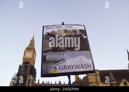 Londra, Regno Unito 19th gennaio 2022. I manifestanti si sono riuniti fuori dalle Camere del Parlamento mentre Boris Johnson ha affrontato i PMQ e chiede di dimettersi sui partiti di blocco di Downing Street. Foto Stock