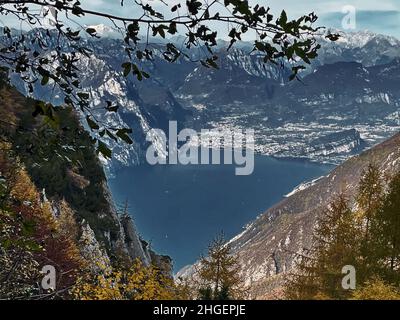 Vista unica del Lago di Garda dai sentieri ventrari, Trento, Italia Foto Stock