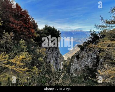 Vista unica del Lago di Garda dai sentieri ventrari, Trento, Italia Foto Stock