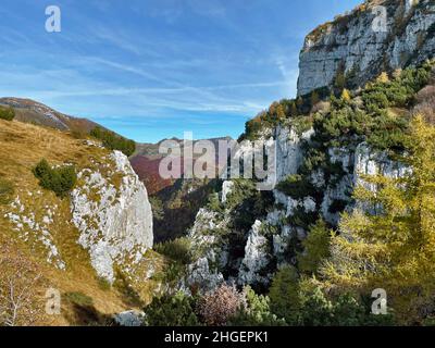 Vista panoramica sul Lago di Garda dai sentieri escursionistici ventrari, Trento, Italia Foto Stock