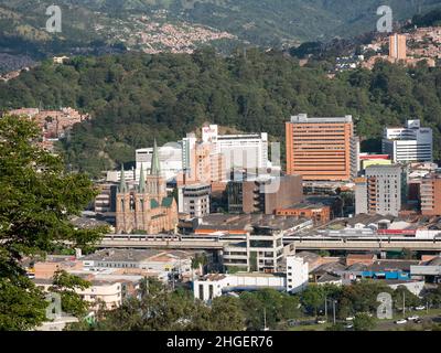 Medellin, Antioquia, Colombia - Dicembre 7 2021: Vista della città di Medellin circondata da montagne verdi in un giorno di sole Foto Stock