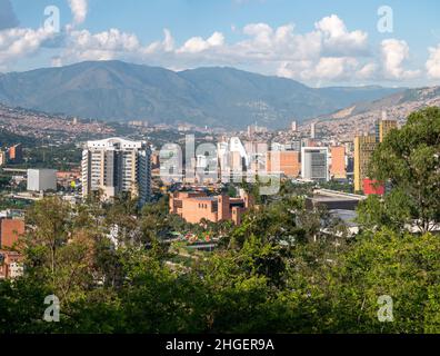 Medellin, Antioquia, Colombia - Dicembre 7 2021: Vista della città di Medellin circondata da montagne verdi in un giorno di sole Foto Stock
