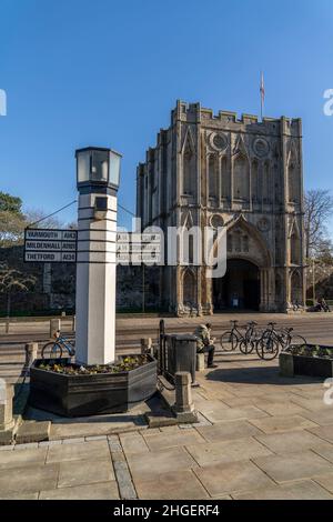 Bury St Edmunds, Regno Unito. 17th Jan 2022. L'Abbey Gate visto in Bury St Edmunds.Bury St Edmunds è una città di mercato nella parte orientale dell'Inghilterra che è famosa per i suoi edifici storici e le strade alte prosperose. La città vanta edifici ben conservati, come i Giardini dell'Abbazia e la Cattedrale di St Edmundsbury. (Foto di Edward Crawford/SOPA Images/Sipa USA) Credit: Sipa USA/Alamy Live News Foto Stock