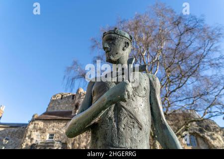 Statua di St Edmund accanto alla Cattedrale di St Edmundsbury a Bury St Edmunds, Regno Unito. 17.01.22 Foto Stock