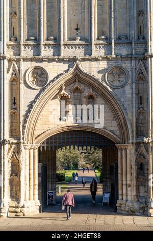 Bury St Edmunds, Suffolk, Regno Unito. 17th Jan 2022. L'Abbey Gate nel centro di Bury St Edmunds.Bury St Edmunds è una città di mercato nella parte orientale dell'Inghilterra che è famosa per i suoi edifici storici e le strade alte prosperose. La città vanta edifici ben conservati, come i Giardini dell'Abbazia e la Cattedrale di St Edmundsbury. (Credit Image: © Edward Crawford/SOPA Images via ZUMA Press Wire) Foto Stock