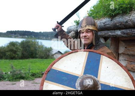 Ritratto di uomo aggressivo in armatura vichinga Foto Stock