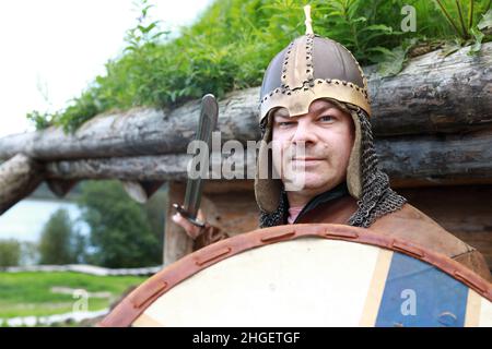 Ritratto di uomo serio in vichingo Armor, Karelia Foto Stock