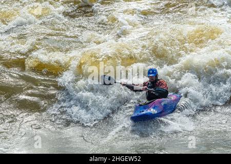 Kayak navigando sulle rapide delle acque bianche sul fiume Chattahoochee al RushSouth Whitewater Park lungo l'Uptown Columbus, Georgia. (USA) Foto Stock