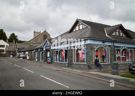 negozio all'aperto hawkshead nel distretto dei laghi del villaggio di hawkshead, cumbria, inghilterra, regno unito Foto Stock