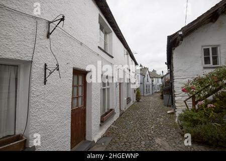 wordsworth strada vecchia strada acciottolata con ann tysons casa a sinistra hawkshead villaggio lago distretto, cumbria, inghilterra, regno unito Foto Stock