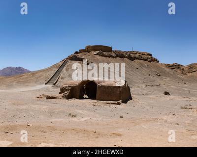 Storica torre del silenzio zoroastriana come luogo di sepoltura a Yazd, Iran Foto Stock