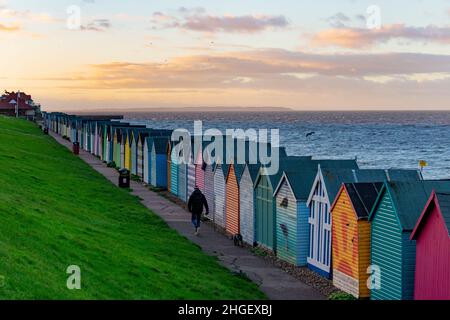 Herne Bay - vista a ovest dalla Western Esplande con l'Isola di Sheppey visibile e l'Hampton Pier Foto Stock