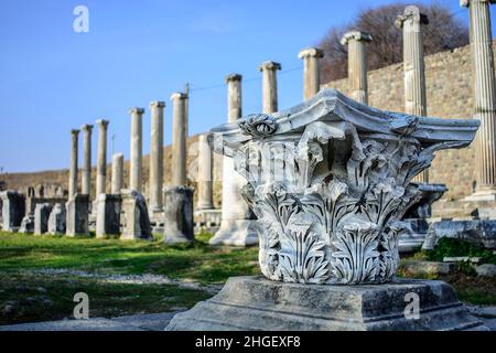 Vista sulle colonne dell'acropoli dell'antica città di Pergamon Foto Stock