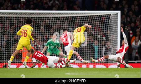 Il Diogo Jota di Liverpool (seconda a destra) segna il primo goal della partita durante la seconda tappa semifinale della Coppa Carabao all'Emirates Stadium di Londra. Data foto: Giovedì 20 gennaio 2022. Foto Stock