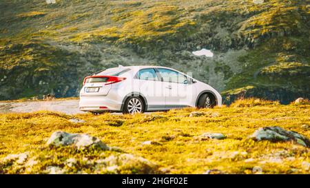 Honda Civic Car sul paesaggio delle montagne della Norvegia. Foto Stock