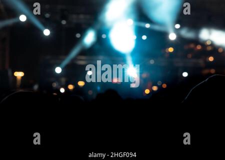 Sfondo del concerto sfocato. Riflettori sul palco in un concerto Foto Stock