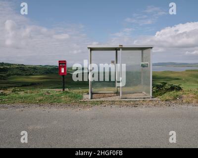 Una fermata remota di autobus rifugio e posta box nel paesaggio estivo della penisola di Duirinish sull'isola di Skye, West Highlands Scozia Regno Unito Foto Stock