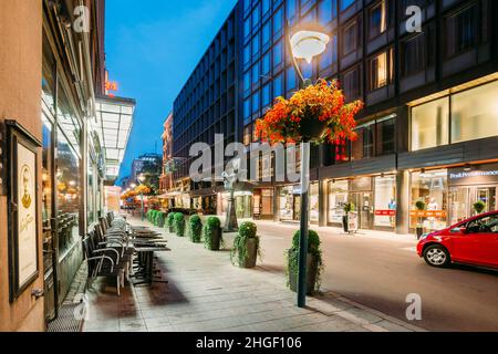 Helsinki, Finlandia. Notte vista serale di Kluuvikatu Street a Helsinki. Strada di illuminazione notturna. Foto Stock