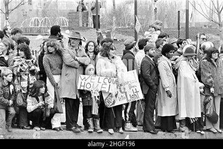 I residenti aspettano lungo Pennsylvania Avenue per dare il benvenuto a casa ai 52 ostaggi americani durante una sfilata di ritorno a casa 27 gennaio 1981 a Washington, DC. Gli ostaggi sono stati tenuti prigionieri per 444 giorni dai radicali iraniani presso l'ex Ambasciata degli Stati Uniti a Teheran. Foto Stock