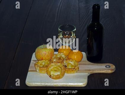 Cesti di pasta sfoglia con mele Foto Stock