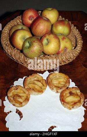 Cesti di pasta sfoglia con mele Foto Stock