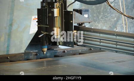 Plasma laser CNC. Clip. Taglio al plasma laser di metallo tecnologia moderna in processo in stabilimento di lavorazione dei metalli maschio lavoratore. Foto Stock