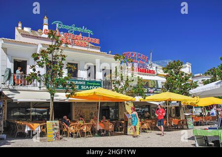 Ristorante esterno, Largo Eng Duarte Pacheco, Albufeira, regione di Algarve, PORTOGALLO Foto Stock