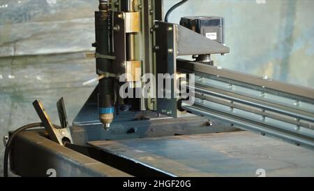 Plasma laser CNC. Clip. Taglio al plasma laser di metallo tecnologia moderna in processo in stabilimento di lavorazione dei metalli maschio lavoratore. Foto Stock