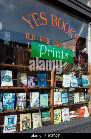 Sì Libri, un vecchio, raro, usato libreria indipendente a Portland, Maine. Foto Stock