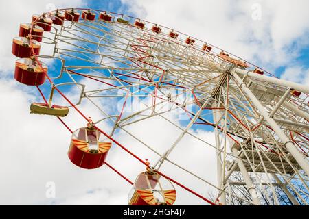 Ruota panoramica. Vista dal basso ad angolo estremo. Parco Gorky. Minsk, Bielorussia Foto Stock