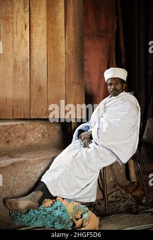 Priest Inside Bet Gabriel-Rufael chiesa scavata nella roccia, Lalibela, Amhara Regione, Etiopia Foto Stock