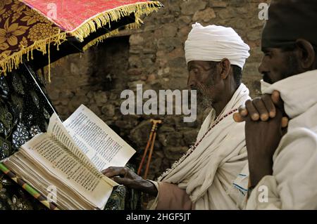 Lettura delle Scritture presso la chiesa di Nakuto Lab vicino a Lalibela, Regione di Amhara, Etiopia Foto Stock