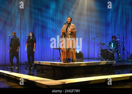 SOLO PER USO EDITORIALE Epeli Sande si esibisce durante le riprese per il Graham Norton Show presso il BBC Studioworks 6 Television Center, Wood Lane, Londra, per essere trasmesso su BBC One venerdì sera. Data foto: Giovedì 20 gennaio 2022. Foto Stock