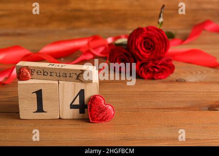 Calendario con data di San Valentino su sfondo ligneo Foto Stock