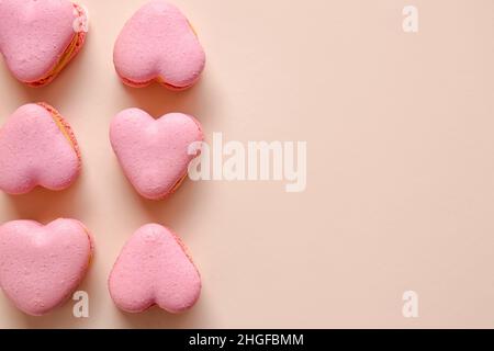 Gustosi amaretti a forma di cuore su sfondo beige Foto Stock