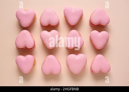 Gustosi amaretti a forma di cuore su sfondo beige Foto Stock