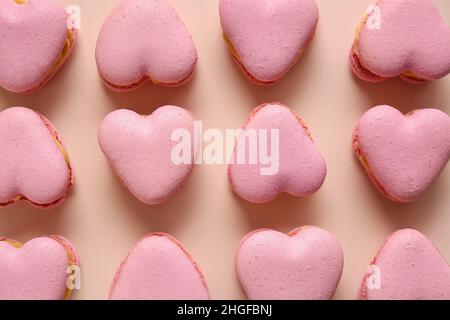 Gustosi amaretti a forma di cuore su sfondo beige Foto Stock