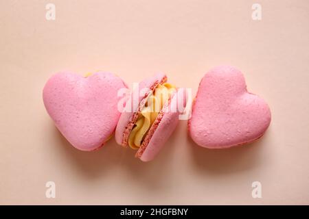 Gustosi amaretti a forma di cuore su sfondo beige Foto Stock