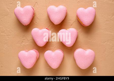 Gustosi amaretti a forma di cuore su sfondo beige Foto Stock