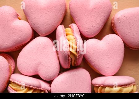 Gustosi amaretti a forma di cuore su sfondo beige Foto Stock