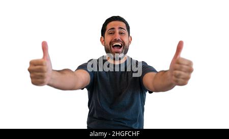 Ritratto di bell'uomo che approva fare un gesto positivo con la mano, pollici in su per successo. Bell'uomo caucasico guardando la macchina fotografica, vincitore g Foto Stock