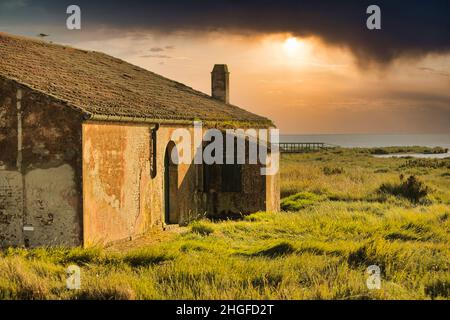 Bel tramonto su una stazione di pesca: Dove gli antichi pescatori praticavano il loro commercio, le valli di Comacchio (Delta del pò) Ferrara Foto Stock